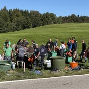Abfischung Kleiner Ratzenrieder und Artisberger 2026 – Sortieren auf der Wiese an der Straße