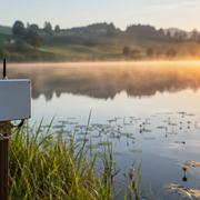 Messsensor am Gewässer im Morgenlicht