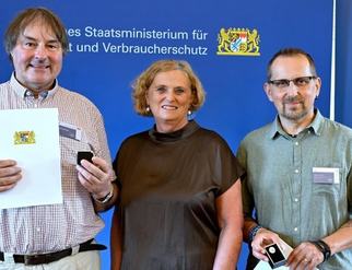 Thomas Bernhard und Günther Pölzl mit Urkunden und Medaillen bei der Verleihung der Auszeichnung Grüner Engel im Bayerischen Umweltministerium in München